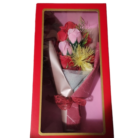 Flowers bouquet red color - Picture 2 of 5